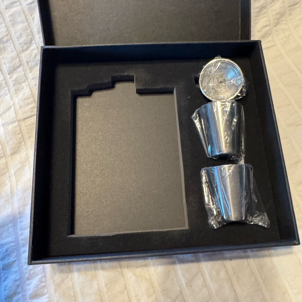 Hip Flask w/Two Shot Glasses & Funnel-Stainless Steel 8 Oz (230ml)-NIB Gift Set - Picture 7 of 12